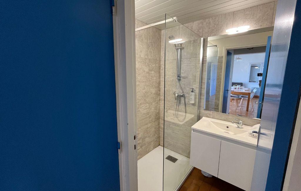 Slide Salle de douche dans une maison du domaine de lambon