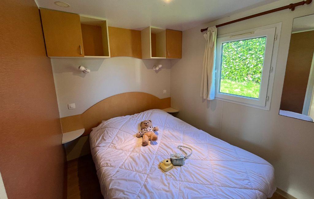 Slide Chambre avec un lit double au domaine de lambon dans un mobil home