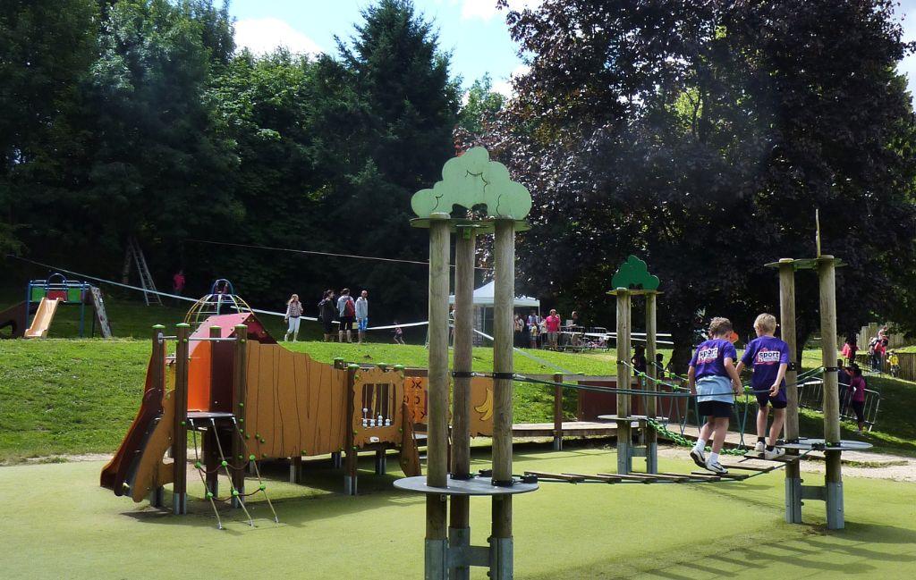 Slide Aire de jeux enfants au sein du domaine de lambon