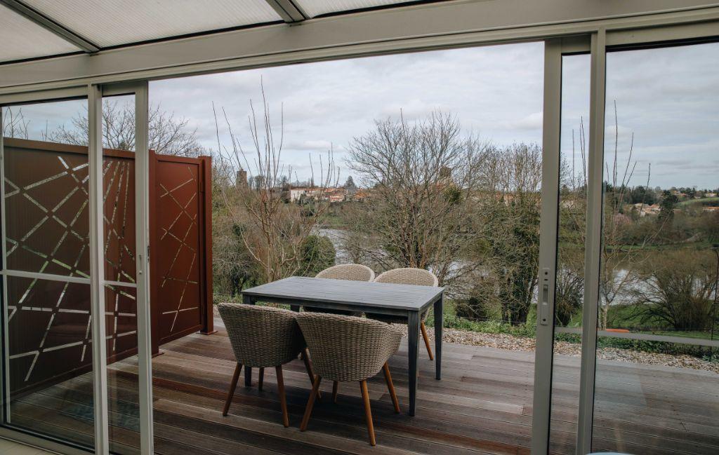 Slide Terrasse d'un logement du hameau de vouvant avec vue sur la Mère et table de jardin