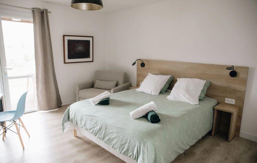 Slide Chambre avec un lit double au sein d'un git esix personnes au hameau de vouvant