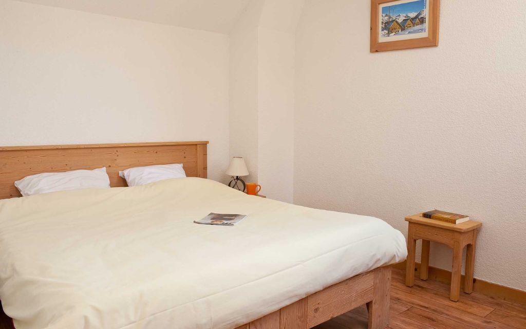Slide Les Chalets du Berger Residence – Bedroom with one double bed