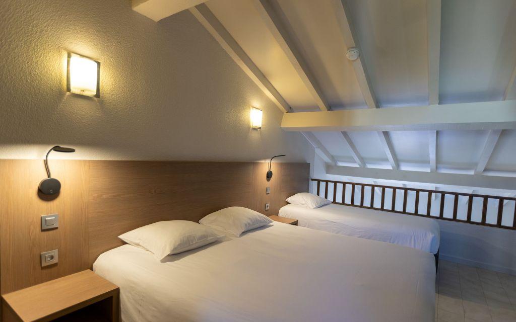 Slide Mezzanine with one double bed and one single bed at Paese Serenu Residence