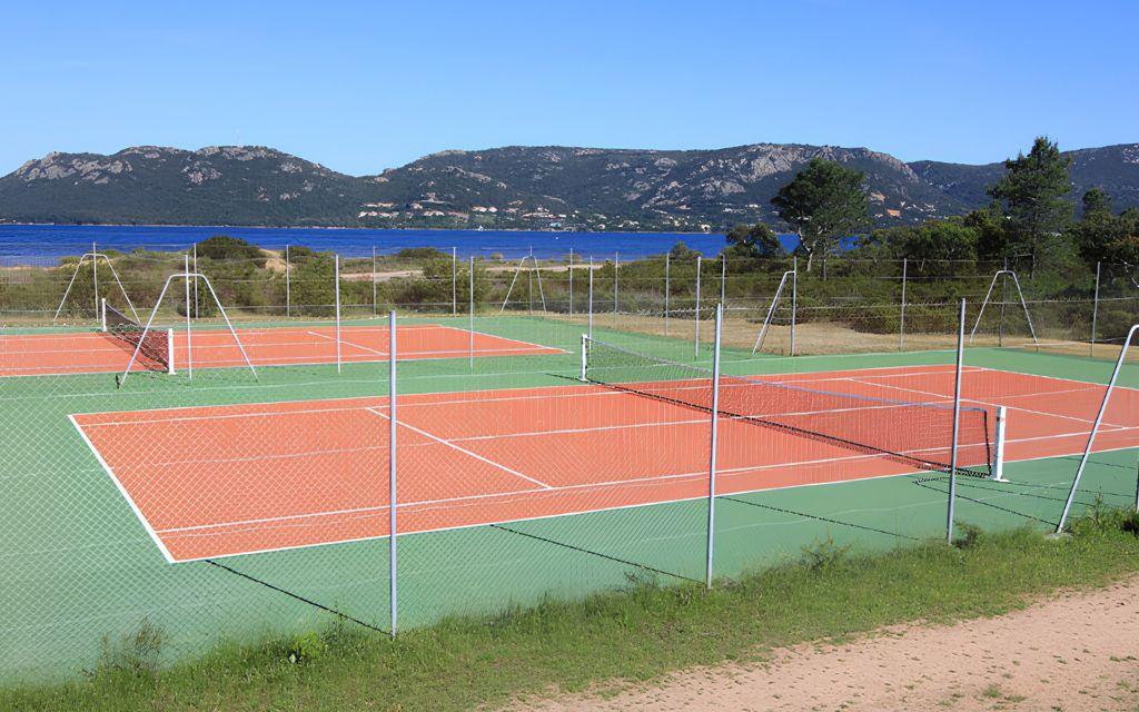 Slide Sea-view tennis courts at Paese Serenu Residence