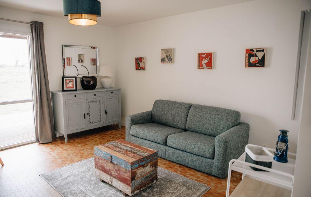 Slide Living room of a six-person cottage at Le Hameau de Vouvant with a sofa bed