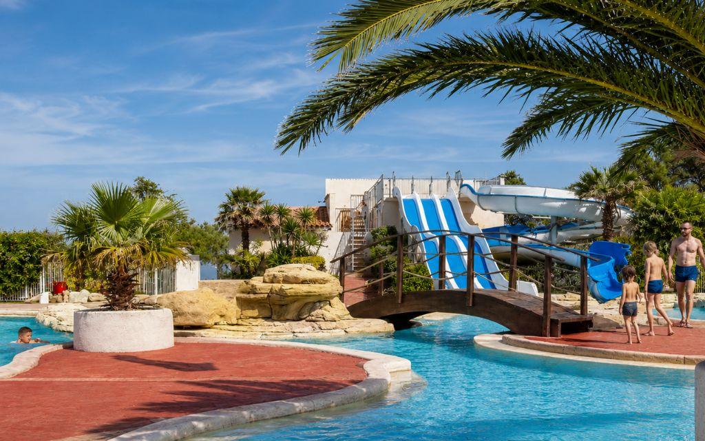 Slide Espace aquatique avec piscine et toboggan triple pistes au village vacances Les Mûriers à Vendres-Plage