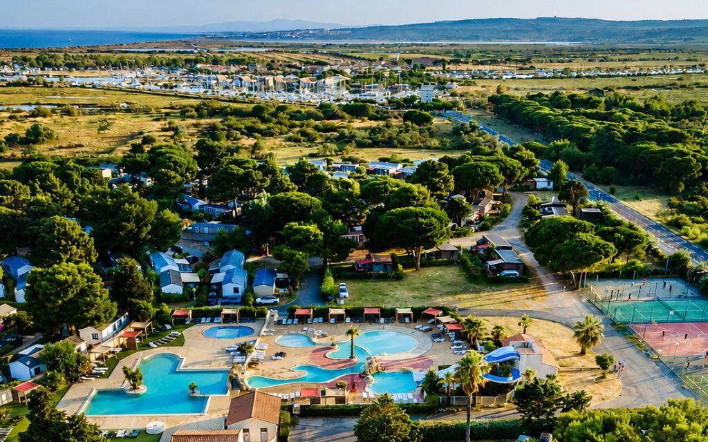 Slide Vue aérienne du village vacances les mûriers proche de la mer