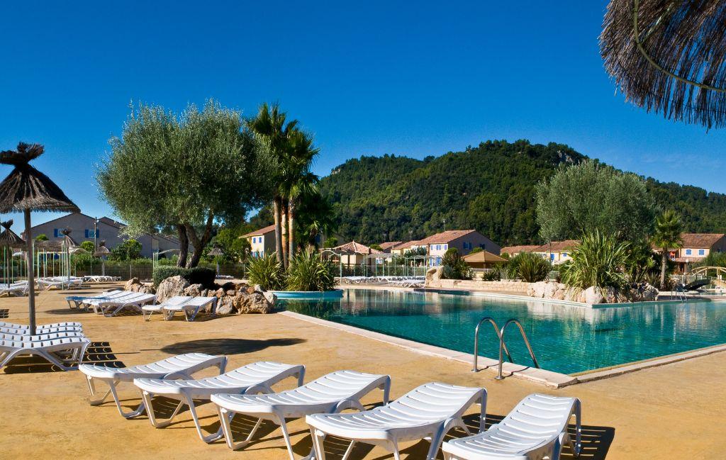 Slide Piscine extérieure avec toboggans deux pistes dans la résidence le clos des oliviers