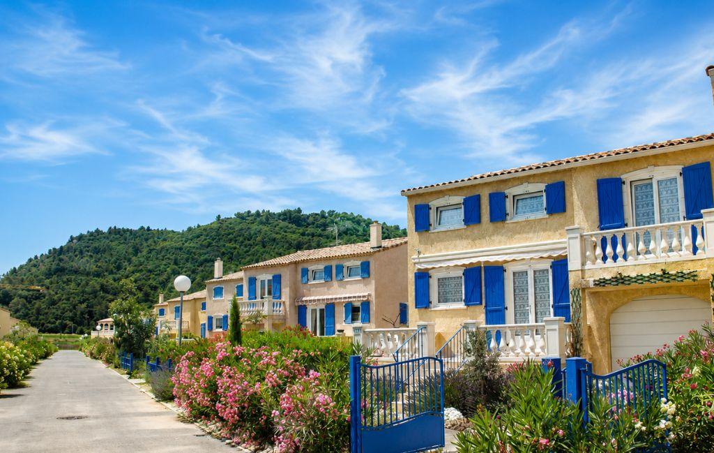 Slide Neighborhood with houses and gardens within Le Clos des Oliviers residence