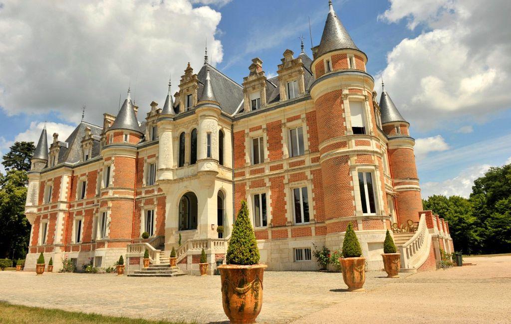 Slide Main building with guest rooms at La Ferté-Imbault