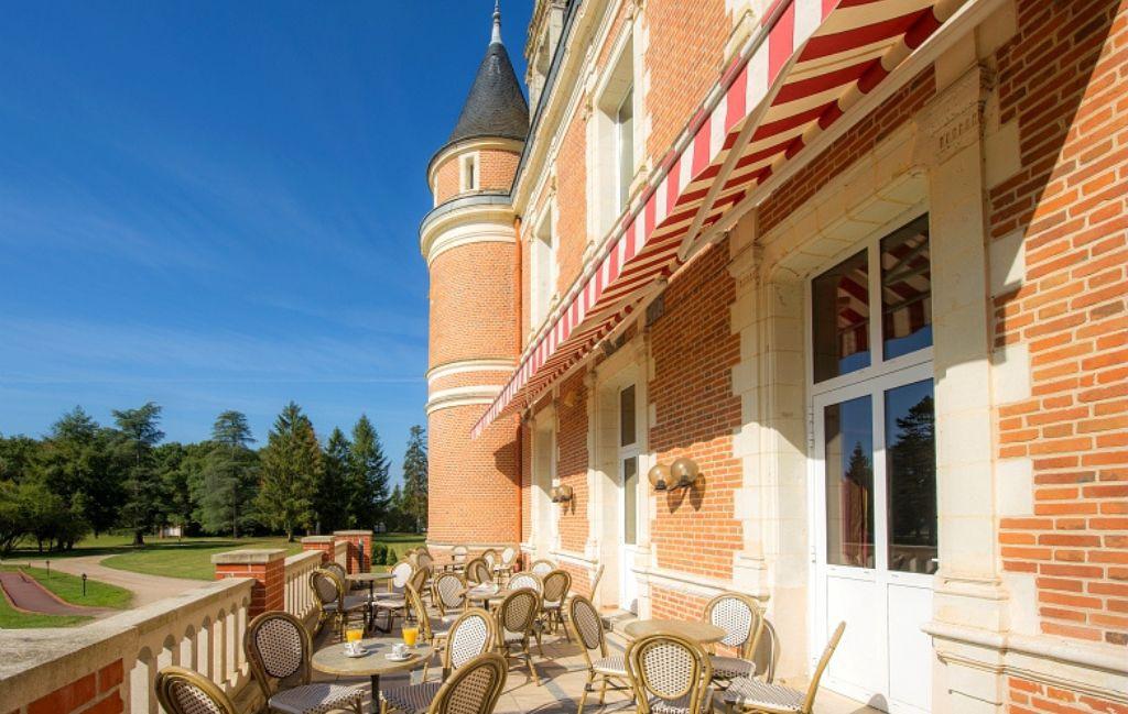 Slide Restaurant and bar area overlooking the gardens at Village Club La Ferté-Imbault.
