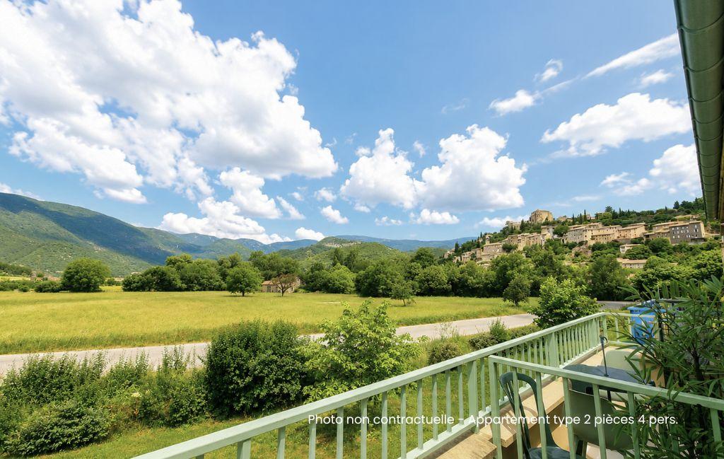 Slide Vue sur le village de Montbrun-les-Bains depuis les appartement 4 personnes de la résidence le Hameau des Sources