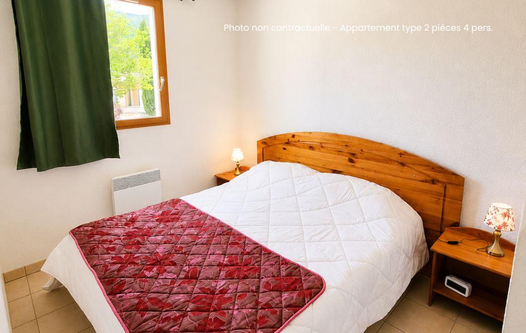 Slide Chambre double principale avec couette rouge au Hameau des Sources à Montbrun-les-Bains