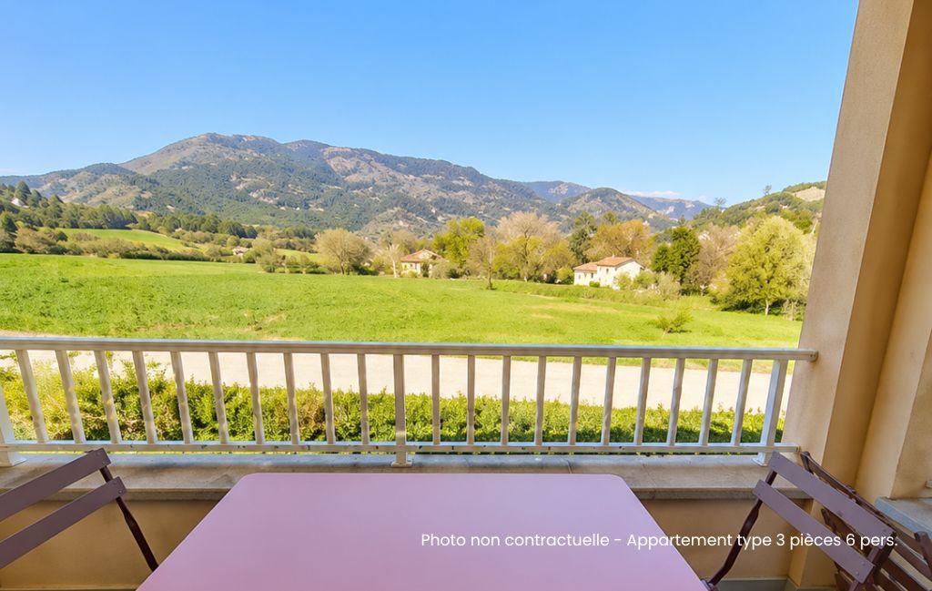 Slide Vue sur le village classé de Montbrun-les-Bains depuis les logements de la résidence Le Hameau des Sources