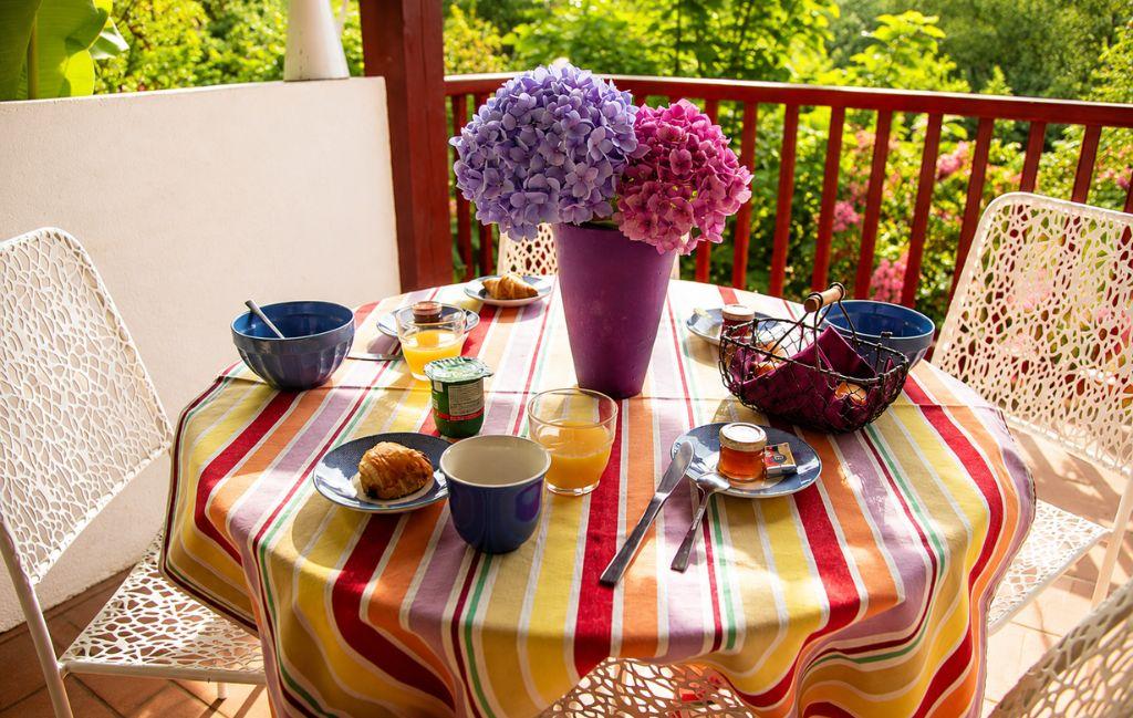 Slide Petit-déjeuner sur la terrasse d'une location de vacances à la résidence Collines Iduki au pays basque