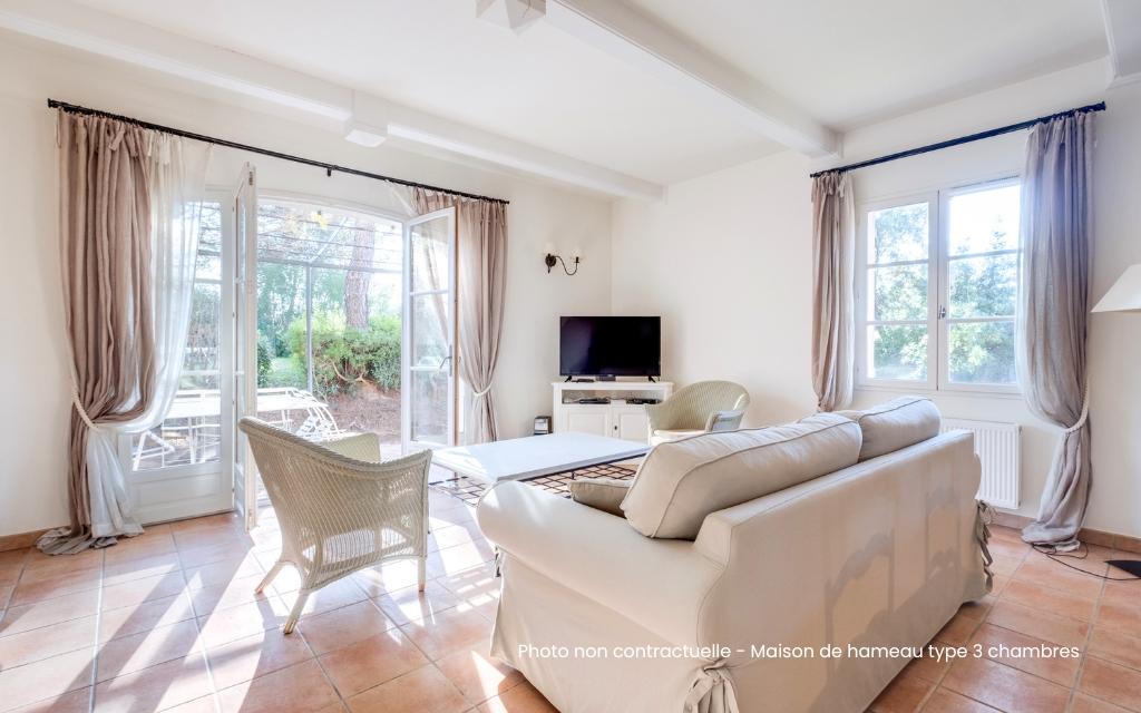 Slide Espace de vie et salon d'une maison de hameau au Domaine de St Endréol dans le Var