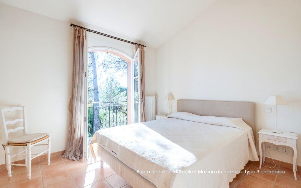 Slide Chambre double type dans les maison hameau 3 personnes au Domaine de Saint Endréol dan sle Var