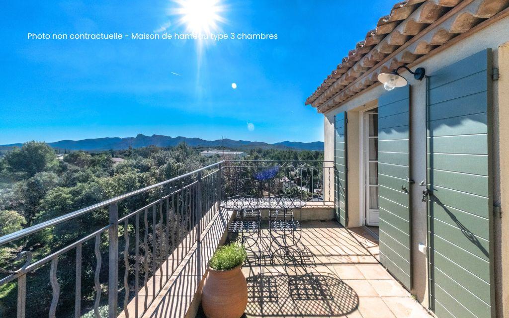 Slide Séjour avec cheminée ouvert sur la terrasse privative d'une maison de hameau au Domaine de Saint Endréol Golf et Spa Resort à La Motte en Provence