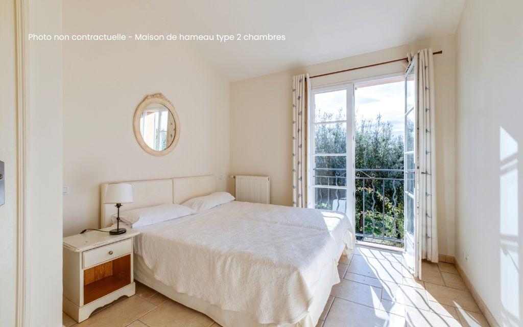 Slide Chambre double appartement type au Domaine de Saint Endréol vacances dans le Var
