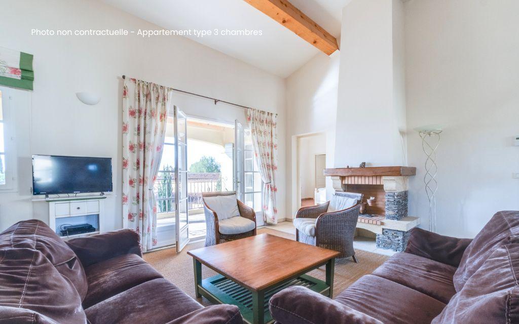 Slide Salon en appartement avec vue fenêtre depui le Domaine de Saint Endréol à la Motte en Provence