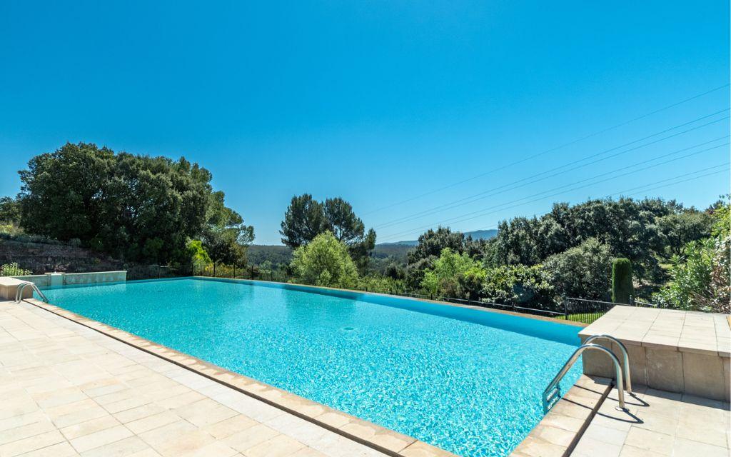 Slide Piscine sur le Domaine de Saint Endréol Golf et Spa Resort à La Motte en Provence