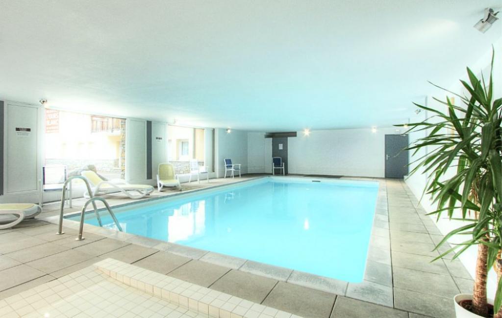 Slide Piscine intérieure chauffée de la résidence L'Ours Blanc aux 2 alpes