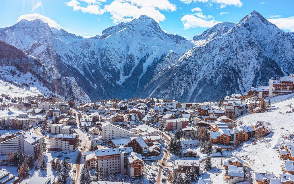 Slide Vue aérienne de la station des 2 alpes sus la neige en hiver