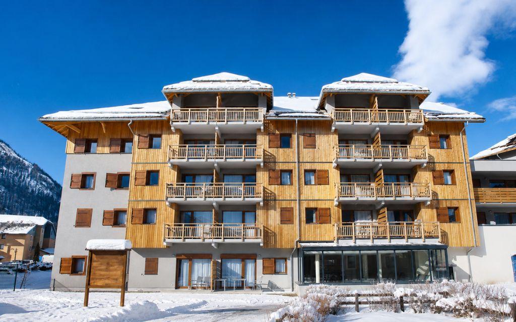 Slide Façade de la résidence Aquisana à Serre Chevalier l'hiver sous la neige