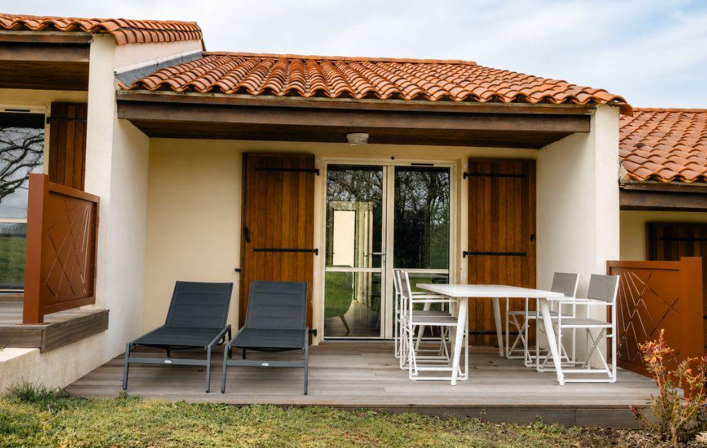 Slide Terrasse avec mobilier de jardin d'un gite pour six personnes au Hameau de Vouvant