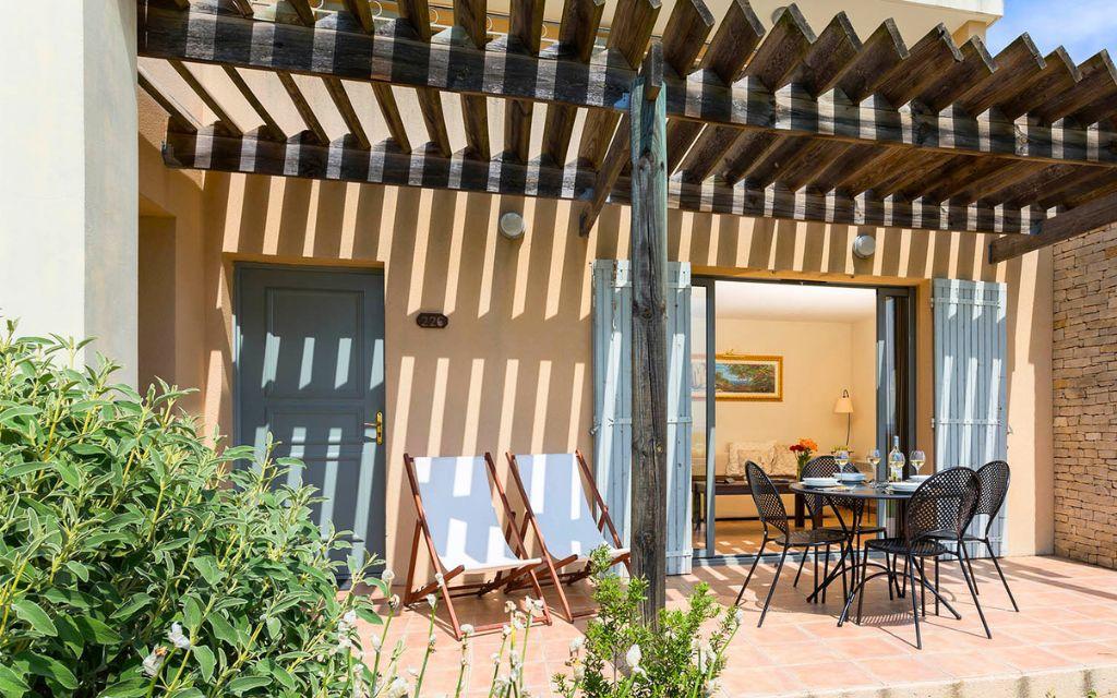 Slide Salon avec tomettes au sol et vue sur le golf d’un logement au Provence Country Club