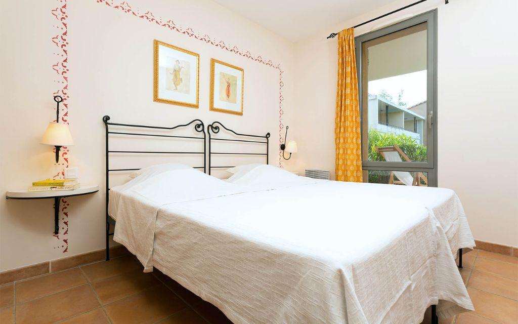 Slide Chambre double dans les appartements vacances Provence Country Club en Provence