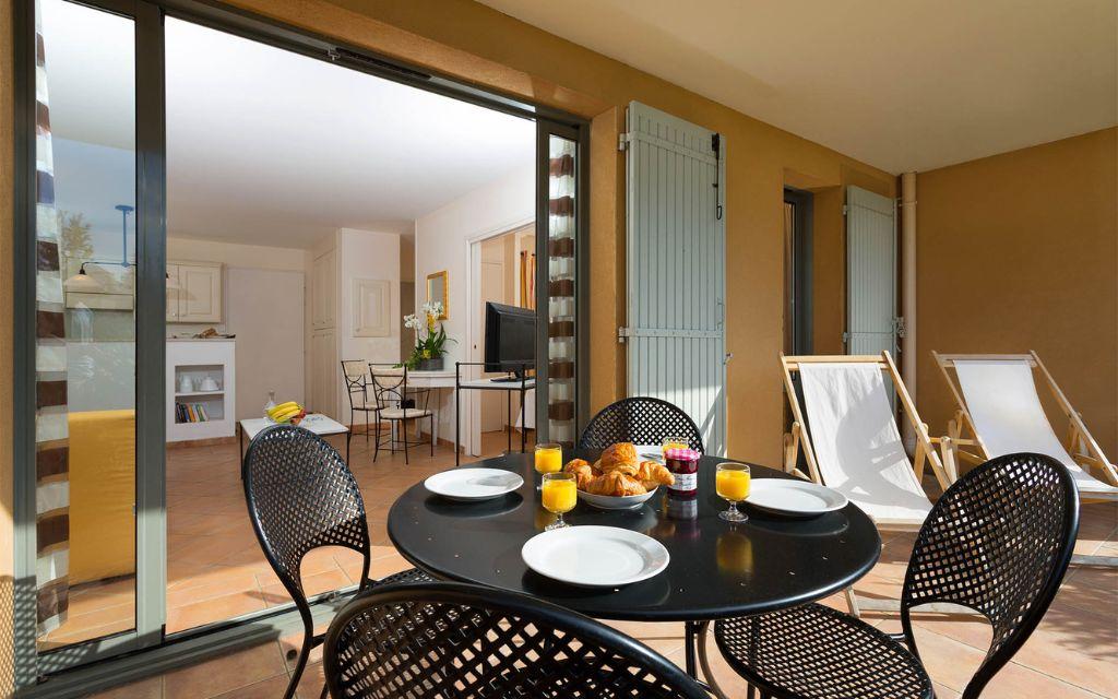 Slide Petit-déjeuner en terrasse dans les appartements vacances Provence Country Club en Provence