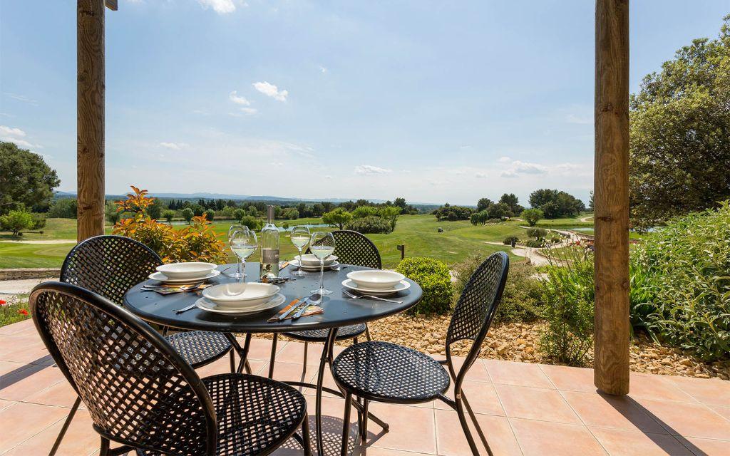 Slide Terrasse avec vue sur le golf dans les appartements vacances Provence Country Club en Provence