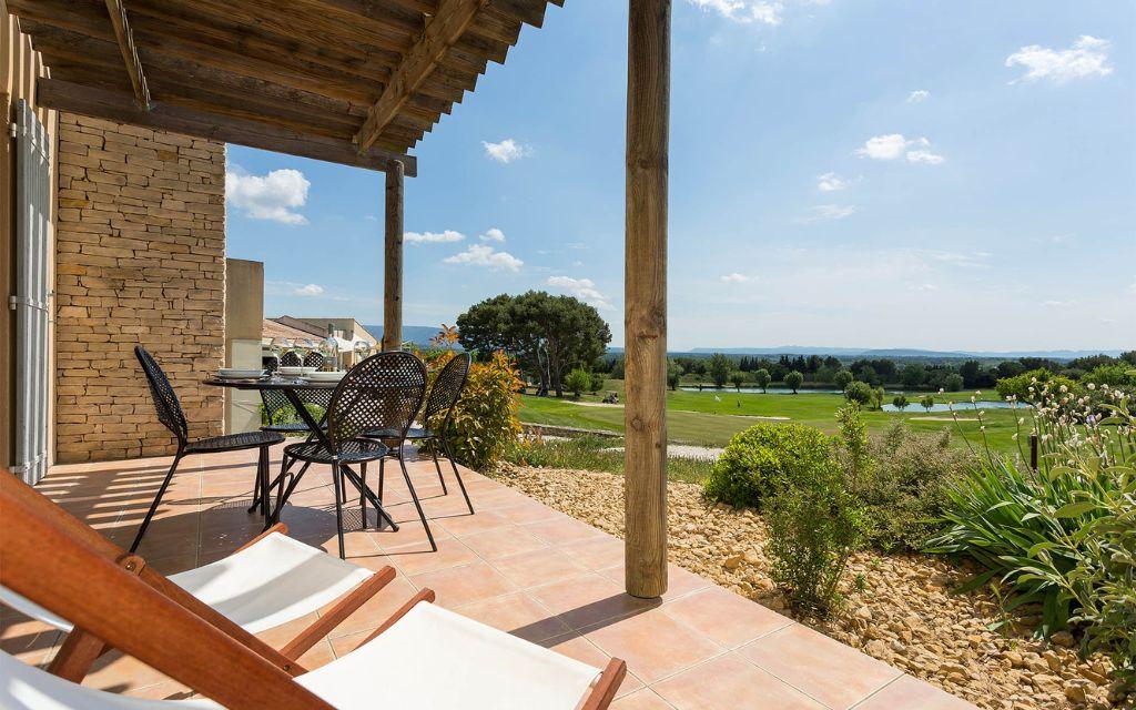 Slide Terrasse avec vue sur le golf dans les appartements vacances Provence Country Club en Provence