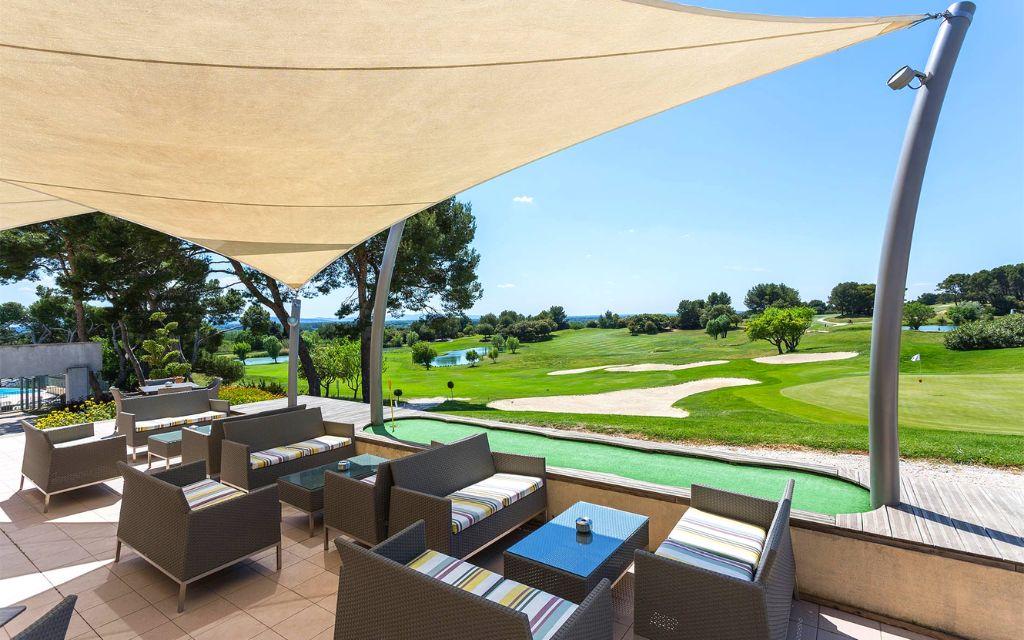 Slide Vue sur le golf dans les appartements vacances Provence Country Club en Provence