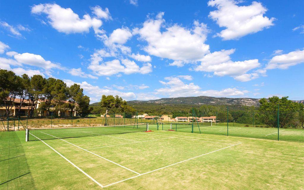 Slide Terrain de tennis pendant les vacances au Provence Country Club en Provence