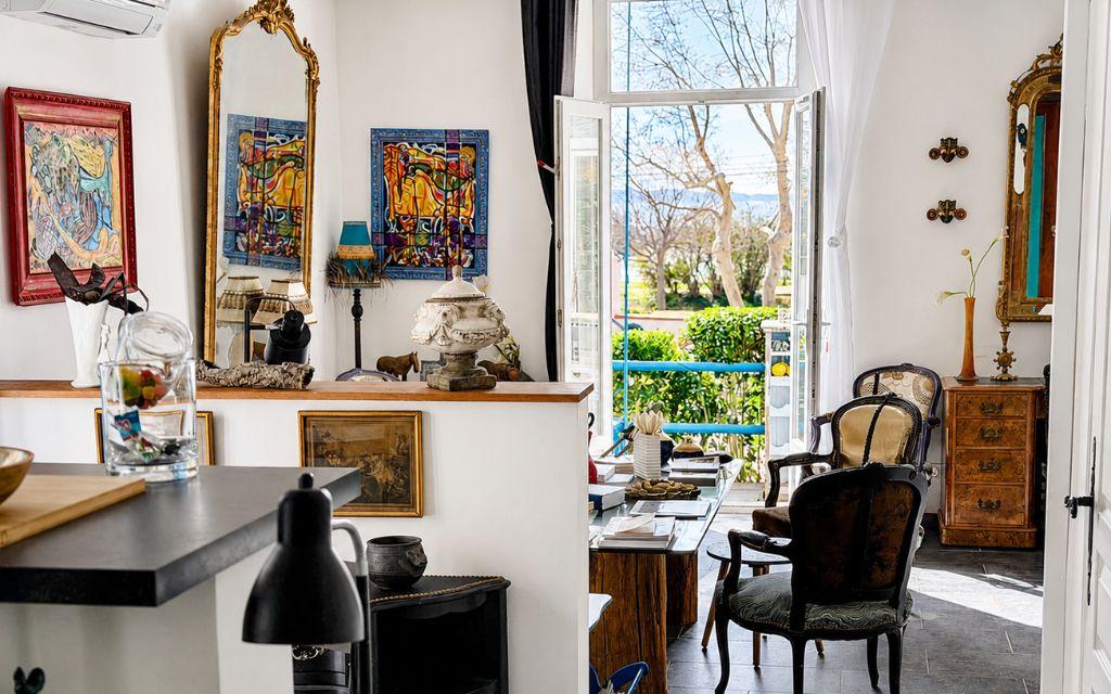 Slide salon avec vue sur l'extérieur pouvant accueillir des familles nombreuses à la Maison La Folie