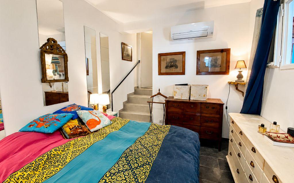 Slide Chambre climatisée avec lit double à la Maison La Folie, l'Estaque Marseille