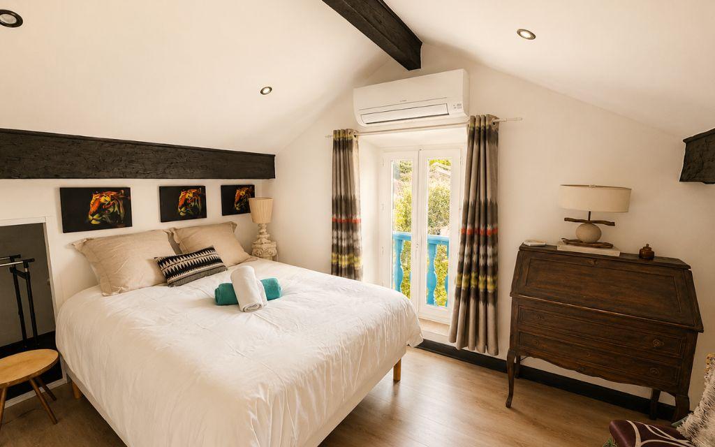 Slide Bright, air-conditioned double bedroom in the Nemo apartment in Marseille.