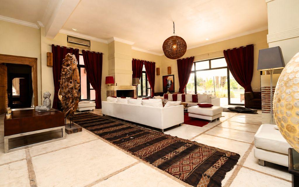 Slide Espace à vivre avec coin salon et salle à manger de la villa Dar Dream au Maroc