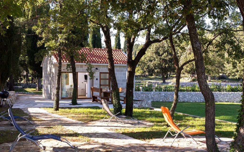 Slide Biens exclusifs en Croatie avec deux maisonnettes et une piscine partagée de 100 m²
