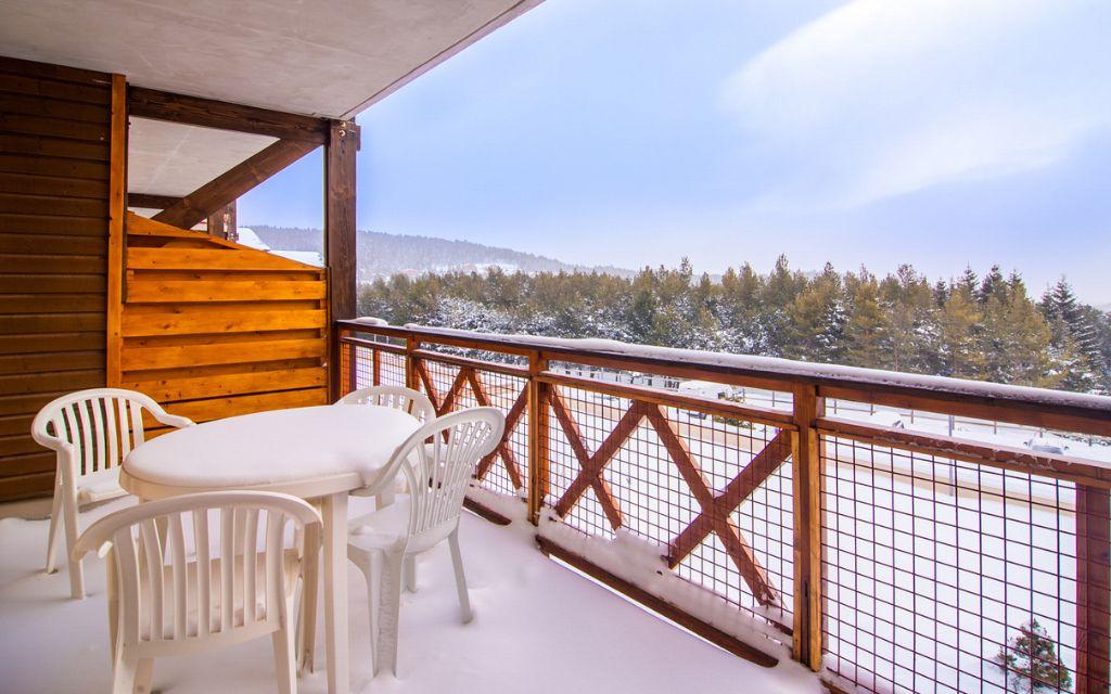 Slide Vue d’un balcon d’un appartement de la résidence Pyrénées 2000 sous la neige