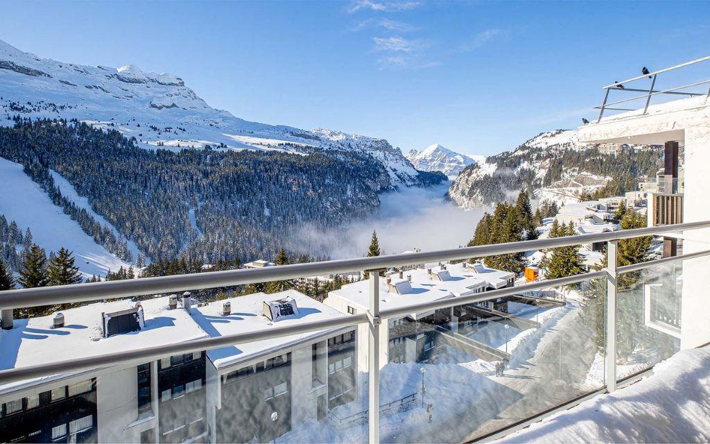 Slide Snow-covered balcony with a view of the mountains at the Les Terrasses de Veret residence