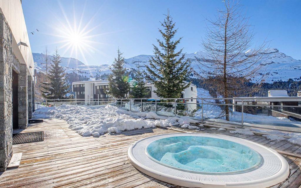Slide Jacuzzi with a view of the mountains at the Les Terrasses de Veret residence