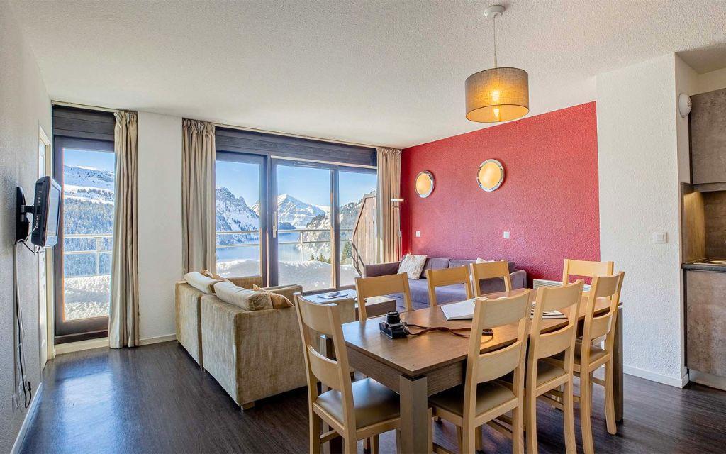 Slide Salon avec vue sur les montagnes enneigées depuis les appartements 8 persones de la résidence Les Terrasses de Veret à Flaine