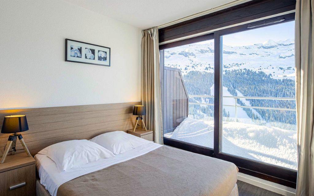 Slide Chambre avec lit double dans les appartements Terrasses de Veret à Flaine