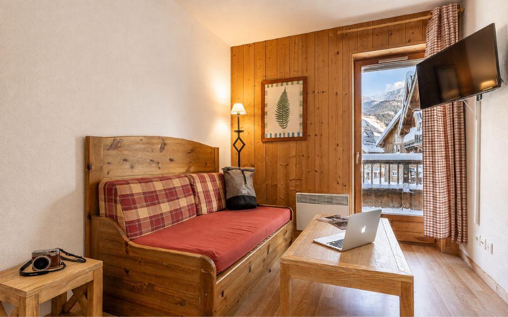 Slide Living room with a kitchen and an adjoining bedroom in the apartments at Les Fermes de Saint Sorlin Residence