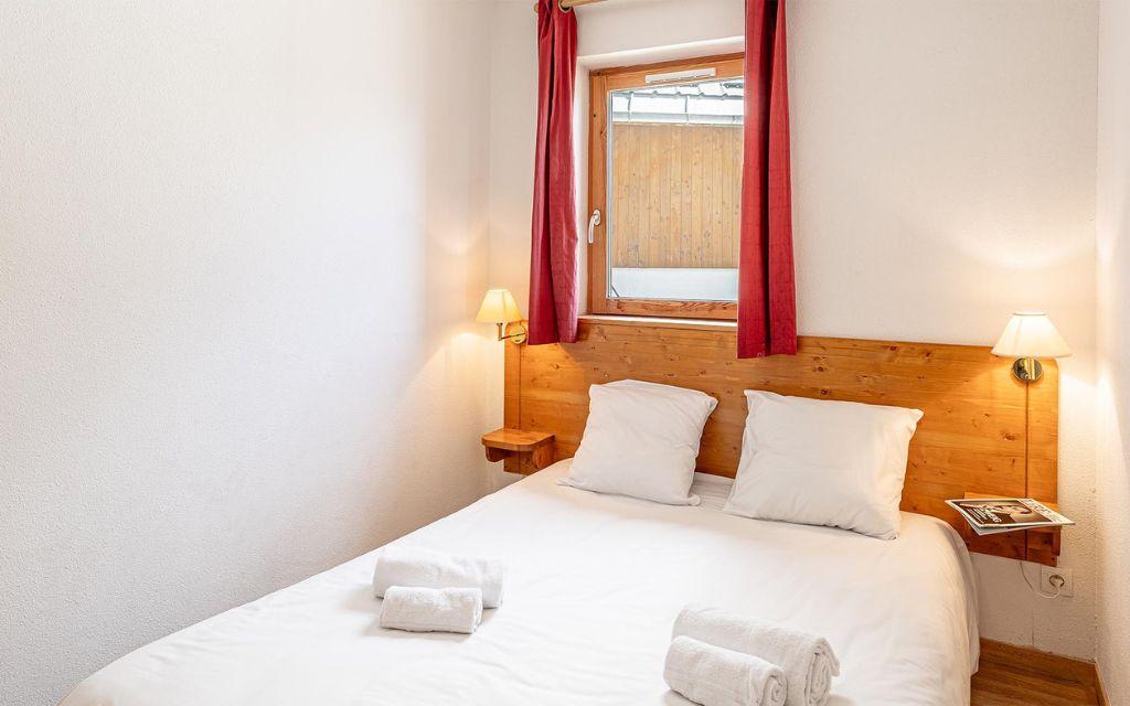 Slide Chambre avec lit double dans les logements des Fermes de Saint-Sorlin