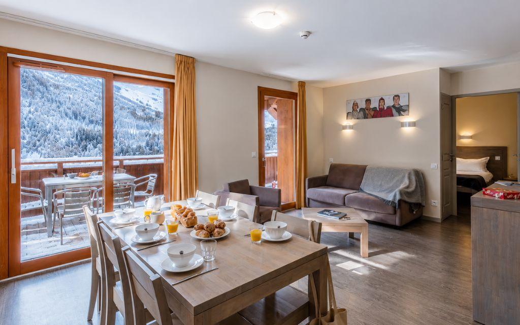 Slide Salon et cuisine fonctionnelle dans les appartements de la résidence Les Epinettes à Vaujany