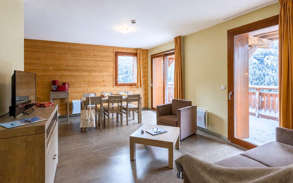 Slide Salle à manger ouverte sur un balcon avec vue sur les monts dans les appartements Les Epinettes à Vaujany